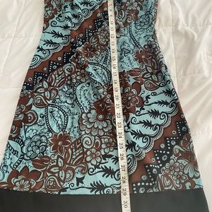 Lovely dress, hits just above knee on me (5’7”)